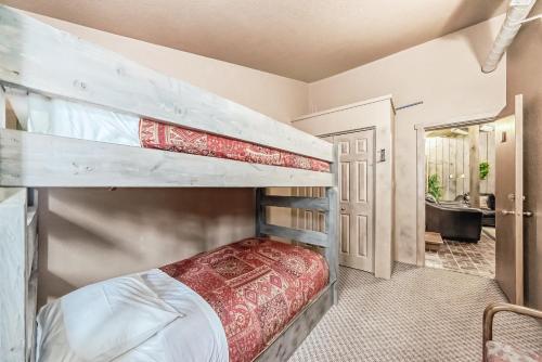 a bedroom with two bunk beds in a room at Terracana Ranch Resort in Tete Jaune Cache