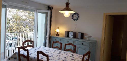 une salle à manger avec une table et une fenêtre dans l'établissement Le HOME, à Varaville