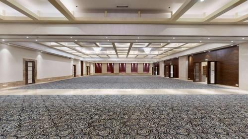 an empty banquet hall with a large ceiling at Radisson Blu Hotel Ranchi in Rānchī
