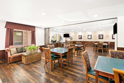a hotel lobby with tables and chairs at Best Western Newberry Station in La Pine