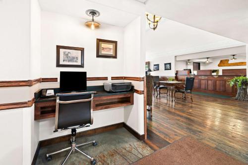 an office with a desk with a computer on it at Best Western Newberry Station in La Pine