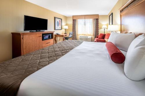 a hotel room with a large bed and a flat screen tv at Best Western Newberry Station in La Pine