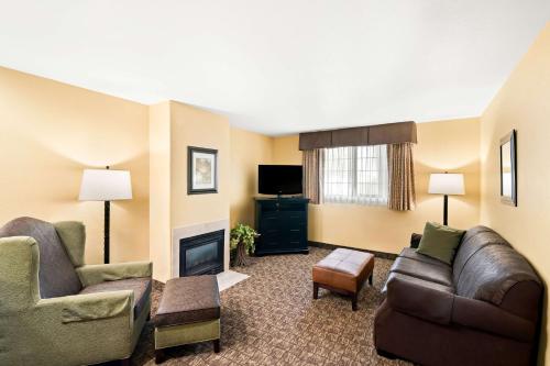 a living room with a couch and a fireplace at Best Western Newberry Station in La Pine