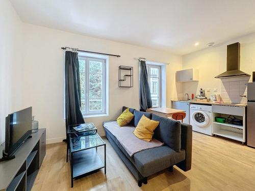 un salon avec un canapé et une télévision dans l'établissement Joli Appartement proche gare 4 pers N3, à Clermont-Ferrand