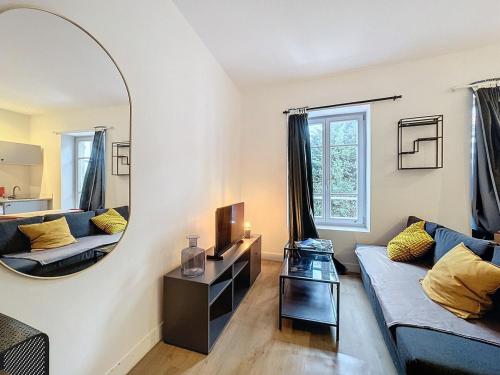 - un salon avec un miroir et un canapé dans l'établissement Joli Appartement proche gare 4 pers N3, à Clermont-Ferrand