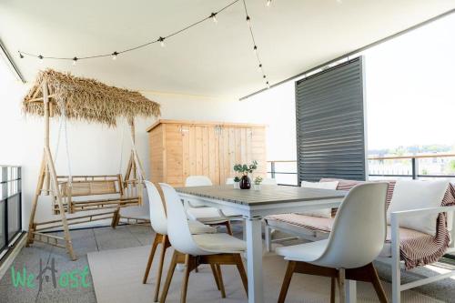 une salle à manger avec une table et des chaises dans l'établissement Guynemer-Saint-Cyr-L'école - CI - Le Trianon