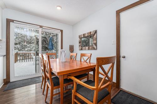Φωτογραφία από το άλμπουμ του Sunset Drive with Hot Tub and Dog Friendly σε Traverse City