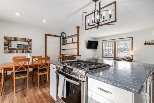 Η κουζίνα ή μικρή κουζίνα στο Sunset Drive with Hot Tub and Dog Friendly