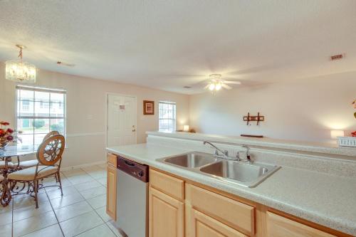 cocina con fregadero y comedor en Community Grills and Pool Gautier Condo!, en Gautier
