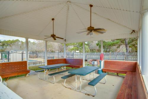 Un balcón o terraza de Community Grills and Pool Gautier Condo!