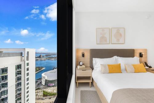 On 44th Floor! Condo w The Best Views & Free Parking photo 3