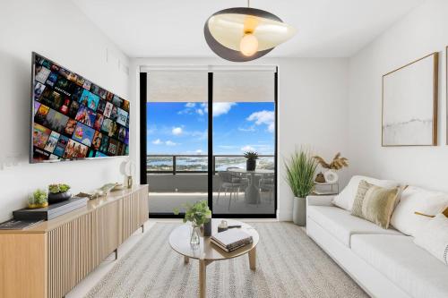 On 44th Floor! Condo w The Best Views & Free Parking photo 7