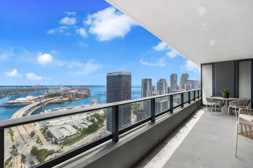 On 44th Floor! Condo w The Best Views & Free Parking photo 1