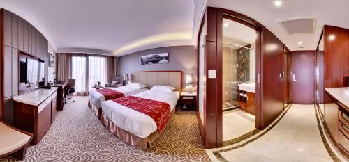 Habitación de hotel con 2 camas y baño en Hôtel Huatian Chinagora, en Alfortville