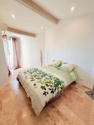 une chambre avec un grand lit dans une pièce dans l'établissement Maison avec jacuzzi privatif dans résidence, à La Gaude