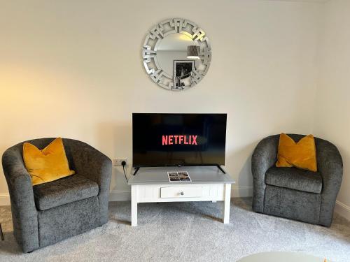 TV a/nebo společenská místnost v ubytování Radbourne House - Spacious 2 Bed, Home from Home in Derby