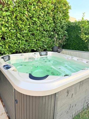 un jacuzzi en face d'une brousse dans l'établissement Maison avec jacuzzi privatif dans résidence, à La Gaude