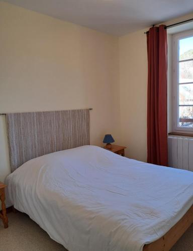 une chambre avec un lit blanc et une fenêtre dans l'établissement Chambre double Alpes du Sud Provence, à Verdaches