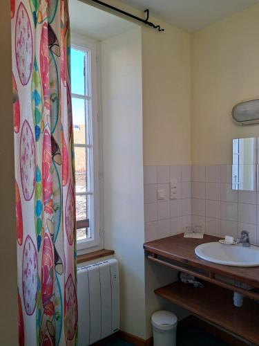 une salle de bain avec un lavabo et une fenêtre dans l'établissement Chambre double Alpes du Sud Provence, à Verdaches