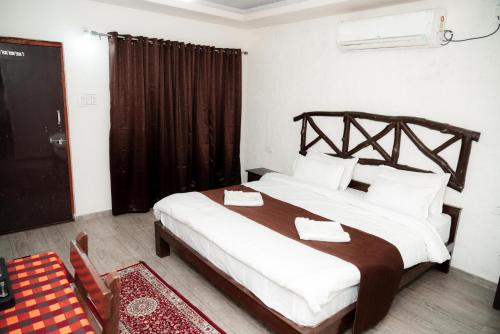a bedroom with a large bed in a room at Wagharanya Resort in Khutwanda