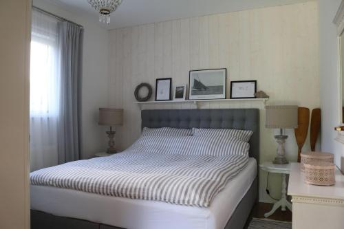 a bedroom with a bed and two lamps and a window at Ferienwohnung-Moorberg-mit-schoener-Terrasse-in-ruhiger-Lage in Dreschvitz