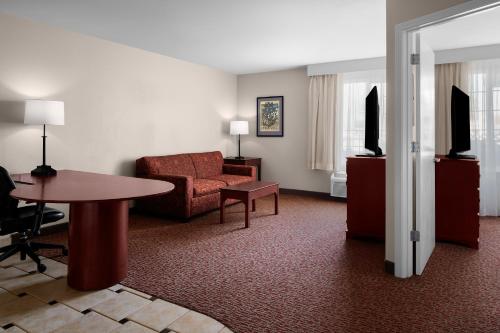 Larkspur Landing Extended Stay Suites Milpitasにあるテレビまたはエンターテインメントセンター