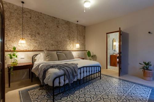 Un dormitorio con una cama grande en una habitación. en Casa Laurel 2, en Mérida