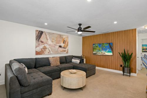 フォートマイヤーズビーチにあるEndless Tides 1 by Sun Palace Vacationsのソファと天井ファンのあるリビングルーム