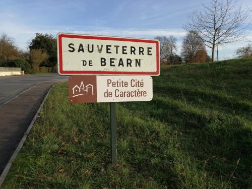 un panneau sur le bord d'une route dans l'établissement Appartement dans village médiéval, à Sauveterre
