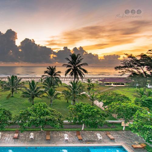 a view of a resort with a pool and the ocean at Hotel Mediterráneo in Barra de Tuxpan