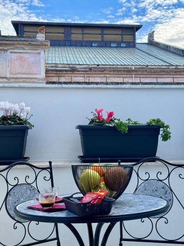 einen Tisch mit Schüsseln auf einer Terrasse in der Unterkunft Politeama's Home - Luxury Apartment in Palermo