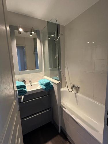 une salle de bain avec un lavabo, une baignoire et un miroir dans l'établissement Magnifique vue mer, à Cannes