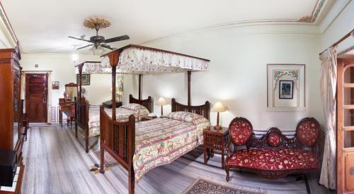 เตียงในห้องที่ Jagat Palace