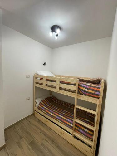 a room with two bunk beds in a room at Bilocale con terrazzo e vista spettacolare sui monti in Sestriere