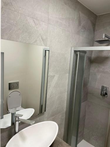 a bathroom with a toilet and a sink and a shower at Bilocale con terrazzo e vista spettacolare sui monti in Sestriere