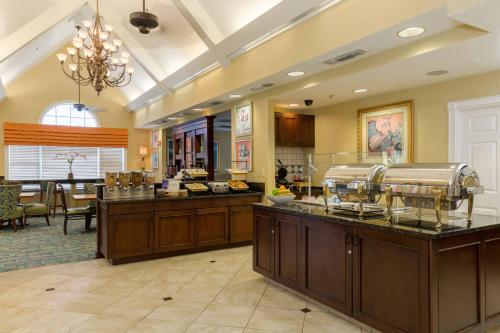 Příslušenství pro přípravu čaje a kávy v ubytování Residence Inn by Marriott Monroe