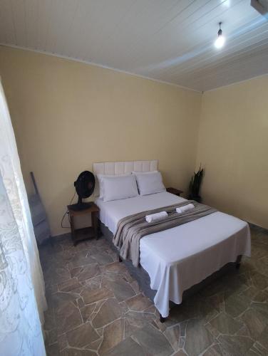 Ένα ή περισσότερα κρεβάτια σε δωμάτιο στο Quarto de hóspedes na praia
