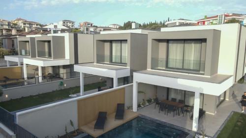 an aerial view of a house with a swimming pool at Villa merkez havuzlu odalarbanyolu in Cesme