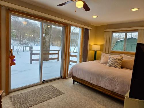 Voodi või voodid majutusasutuse Charming, Pet-friendly Lake front Retreat WiFi toas