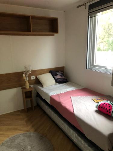 une chambre avec deux lits et une fenêtre dans l'établissement Les Champs 42, à Vias