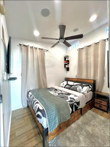 Postel nebo postele na pokoji v ubytování Furnished Suite near down town Dallas