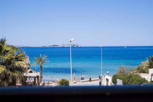 Blick auf einen Strand mit Menschen im Wasser in der Unterkunft Vibra Calima Apartamentos - Adults only in Sant Antoni de Portmany