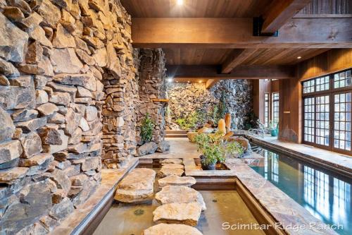 Bazén v ubytování Scimitar Ridge Ranch - Luxury Lodge - Sleeps 35 with Indoor Pool Villa nebo v jeho okolí