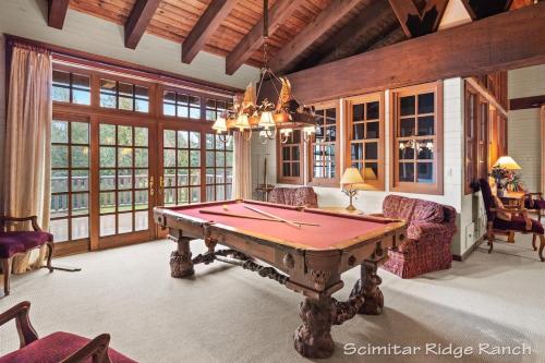 Biliár nebo kulečník v ubytování Scimitar Ridge Ranch - Luxury Lodge - Sleeps 35 with Indoor Pool Villa
