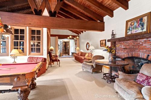 Posezení v ubytování Scimitar Ridge Ranch - Luxury Lodge - Sleeps 35 with Indoor Pool Villa