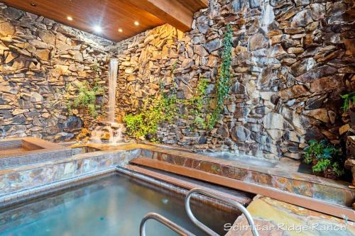 Fotografie z fotogalerie ubytování Scimitar Ridge Ranch - Luxury Lodge - Sleeps 35 with Indoor Pool Villa v destinaci Anacortes