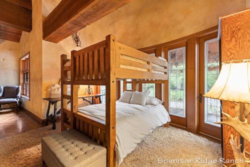 Postel nebo postele na pokoji v ubytování Scimitar Ridge Ranch - Luxury Lodge - Sleeps 35 with Indoor Pool Villa