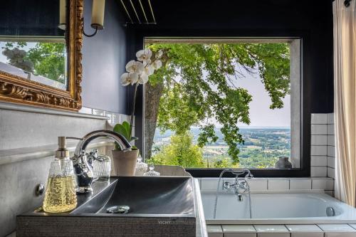 une cuisine avec un évier et une grande fenêtre dans l'établissement lodge-bélvédere sur les hauteurs de vichy, à Vichy