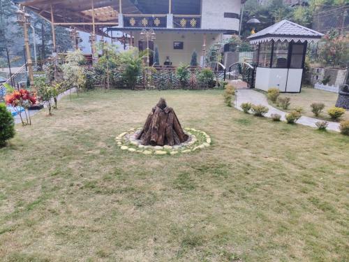a tree stump in the middle of a yard at Nature's Nest Resort in Rongli