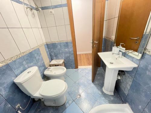 een badkamer met toilet en wastafel bij Bliss Home in Vlorë